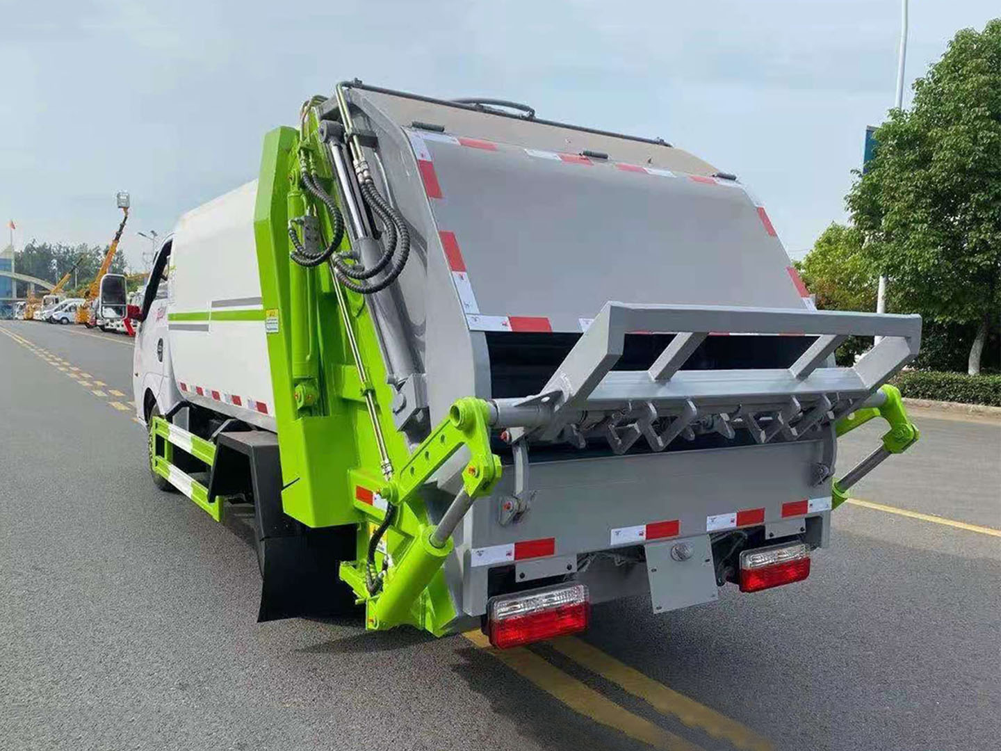 国六春风途逸压缩垃圾车