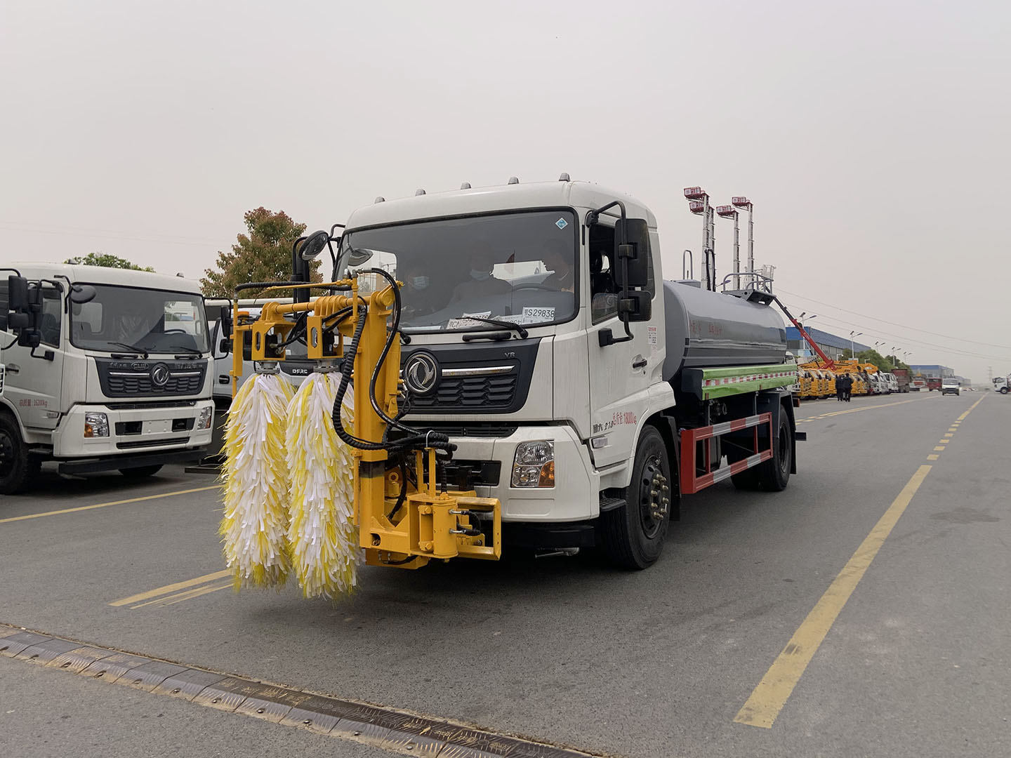 国六春风天锦都会护栏洗濯车